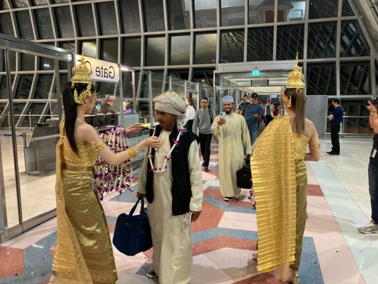ผู้โดยและลูกเรือที่เดินทางกับเที่ยวบินปฐมฤกษ์ OV467 ของสายการบิน SalamAir ได้รับการต้อนรับอย่างอบอุ่นจากคนไทย